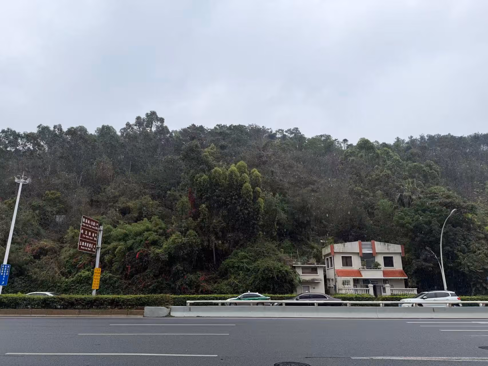 东渡客运码头-公交站-大雨倾盘